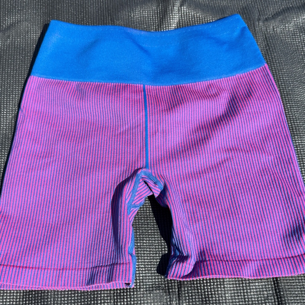 Fabletics High-Waisted Seamless Rib Short - Picture 4 of 4